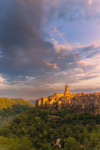 Zonsopkomst met regenboog in Pitigliano