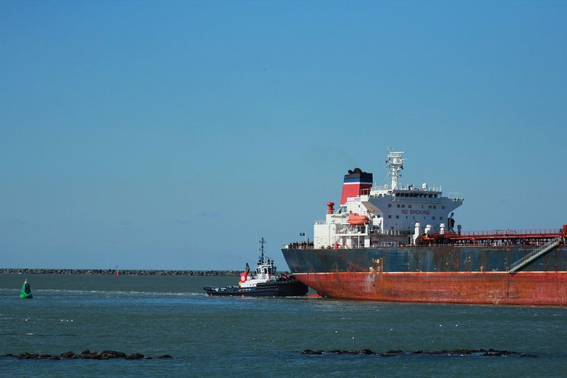 Un pousseur soutient un navire de haute mer dans le port de Rotterdam. par Capture the Moment 010