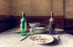Teller auf dem Tisch. von Roman Robroek – Fotos verlassener Gebäude