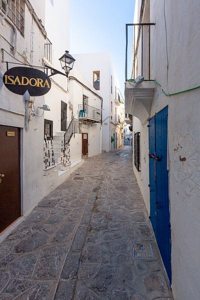 Gelassene Straße in der Altstadt von Ibiza von Gijs de Kruijf