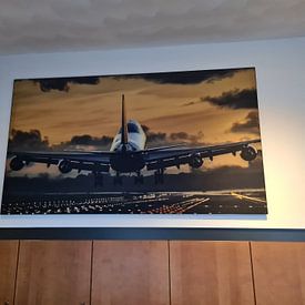 Klantfoto: Vliegtuig landend tijdens sunset van Bas van der Spek, als print op doek