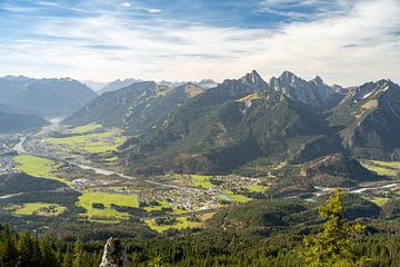 prachtig bergzicht op Reutte in Tirol en het Lechtal van Leo Schindzielorz