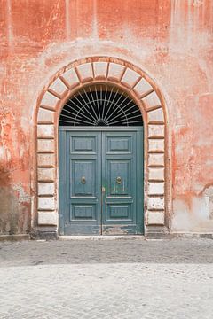 Blauwe Deur in de Wijk Trastevere in Rome - Italië Fotografie van Henrike Schenk