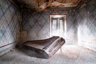 Verlassenes Klavier auf dem Boden. von Roman Robroek – Fotos verlassener Gebäude Miniaturansicht