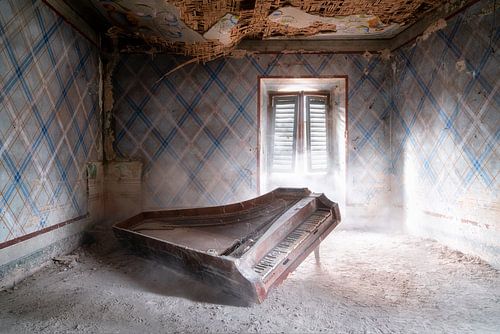 Piano abandonné sur le sol.
