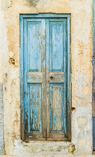 Vieille porte d'entrée bleue en bois d'une maison méditerranéenne par Alex Winter