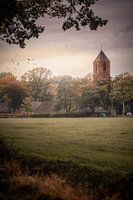 De kerk van Havelte op een bewolkte dag