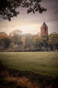 De kerk van Havelte op een bewolkte dag van Jaimy Leemburg Fotografie
