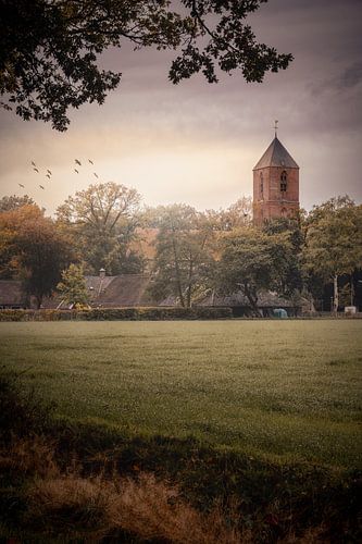 L'église de Havelte par temps nuageux