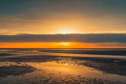 Zonsondergang op het strand van Schiermonnikoog aan het eind van de dag