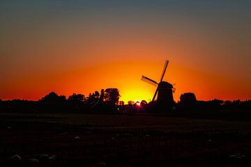 La nuit tombe sur le moulin à cou