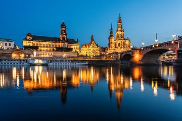 Uitzicht tijdens het blauwe uur op de Altstadt van Dresden