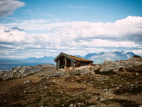 Berglandschaft mit Hütte bei Bodø von Marèl Katier