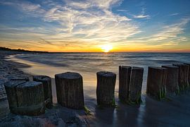 Groynes sur la plage de la mer Baltique à Zing au coucher du soleil sur Martin Köbsch