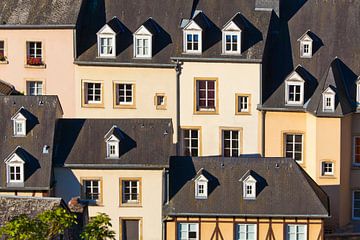 Gevels van huizen in de wijk Grund in Luxemburg-stad van Werner Dieterich