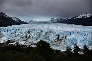 Sombere sfeer op de Perito Moreno gletsjer in Patagonië van Christian Peters