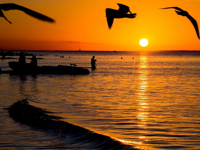 Sunset in the sea by Eline Oostingh