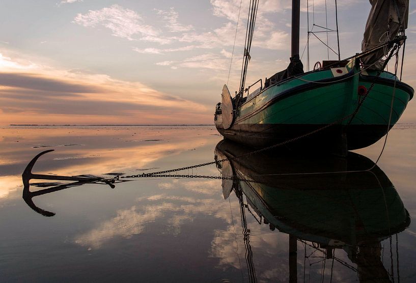 Skutsje à sec au coucher du soleil par Hette van den Brink