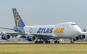 Das Frachtflugzeug Boeing 747-400 der Atlas Air ist gelandet.