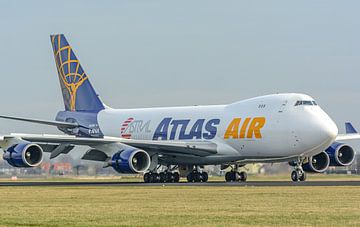 Das Frachtflugzeug Boeing 747-400 der Atlas Air ist gelandet. von Jaap van den Berg