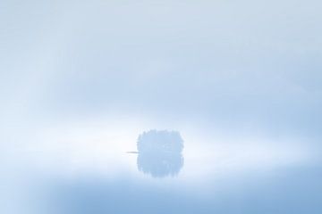 Insel im dichten Nebel in einem Fjord in Norwegen