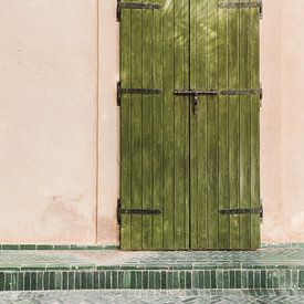 Porte verte à l'ombre des palmiers sur Leonie Zaytoune