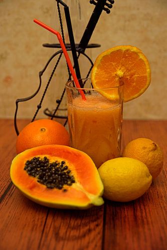 Papaya cocktail met rum, citroen en sinaasappel