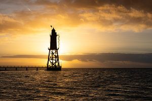 Leuchtturm an der Nordsee im Sonnenuntergang