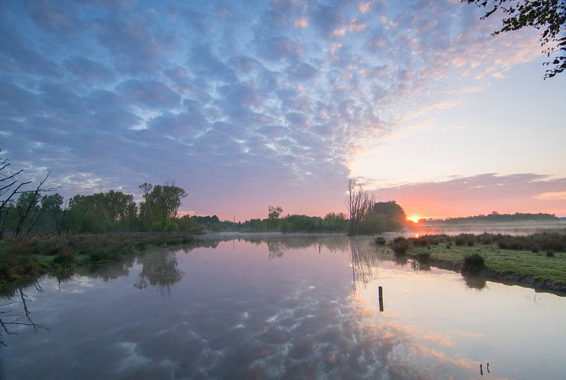 Broekpolder Vlaardingen during the rise of the sun by Eddy Kievit