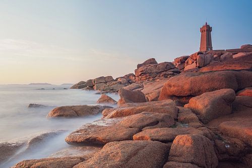 Zonsondergang bij de vuurtoren van Ploumanach aan de roze granietkust in Bretagne, Frankrijk