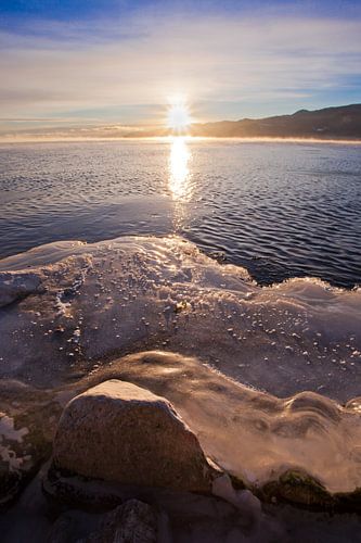 La glace chaude du Baïkal sous le soleil du matin