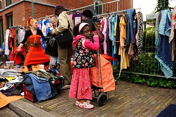 Jong gezin op de Koninginnedagmarkt in Utrecht van Merijn van der Vliet