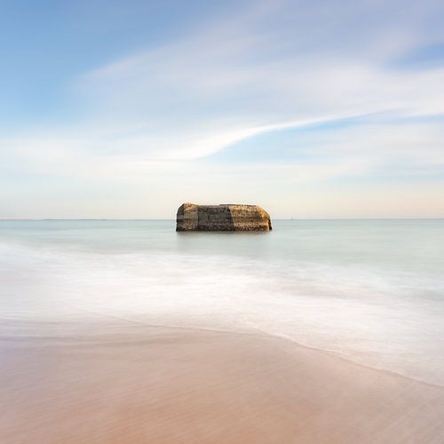 Bunker im Meer bei Sonnenuntergang
