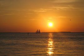Segelschiff im goldenen Abendlicht von Theodor Decker