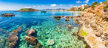 Prachtig eilandlandschap, Mallorca strand van Puerto Portals Nous, Spanje Middellandse Zee van Alex Winter