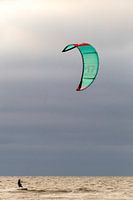 kitesurfer op zee