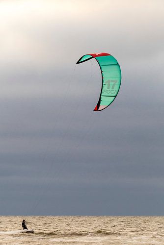 kitesurfer op zee