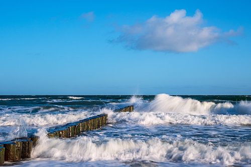 Kribben aan de kust van de Oostzee op een stormachtige dag
