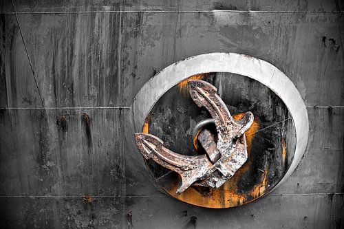 Ancre rouillée sur un navire de mer