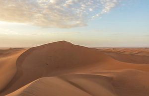 Zandduin Sahara woestijn (Erg Chegaga -Marokko) van Marcel Kerdijk