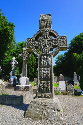 Monasterboice kloosterruïne met Keltisch hoogkruis