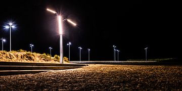 Lantaarnpalen verlichten de parkeerplaats naast het strand van Scheveningen van MICHEL WETTSTEIN