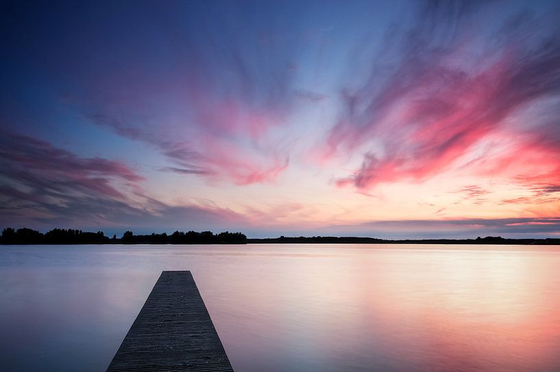 Rouge du soir sur le lac de Valkenburg par Martijn van der Nat