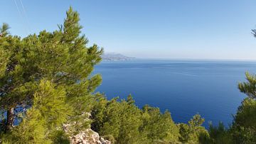 Zicht op de zee vanaf het eiland Karpathos Griekenland van Guido van Veen