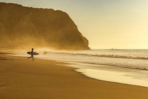 Surfer bei Sonnenuntergang von Scheev fotografie: Wilma Sloot
