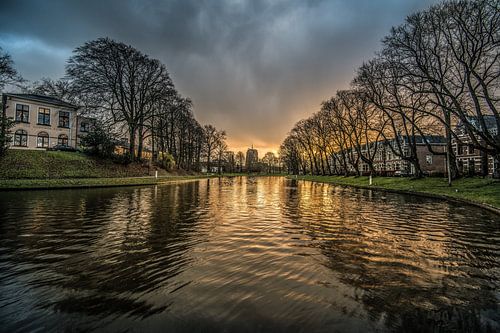 Stadsgracht Leeuwarden vlak voor zonsondergang