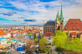 Frühling über dem Erfurter Domplatz – Stadt, Geschichte und Alltag