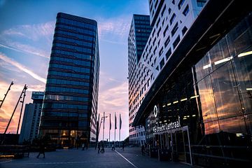 Gare centrale d'Utrecht et hôtel de ville au coucher du soleil sur John Ozguc