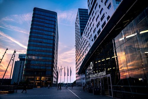 Utrecht Centraal Station en Stadskantoor bij zonsondergang