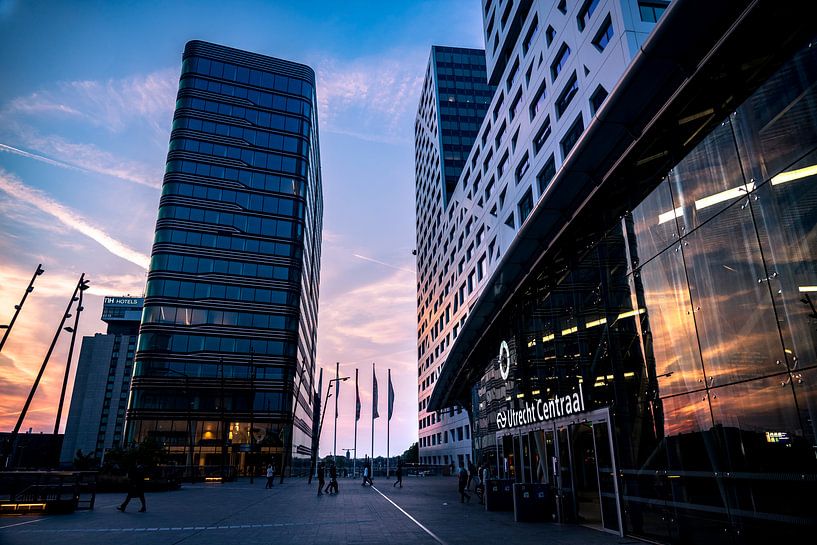 Utrechter Hauptbahnhof und Rathaus bei Sonnenuntergang von John Ozguc